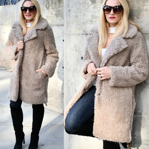 MODA ME COUTURE Jackets & Blazers - STATEMENT Faux Fur Coat